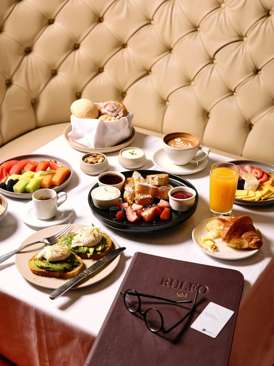 mesa elegante puesta para el desayuno