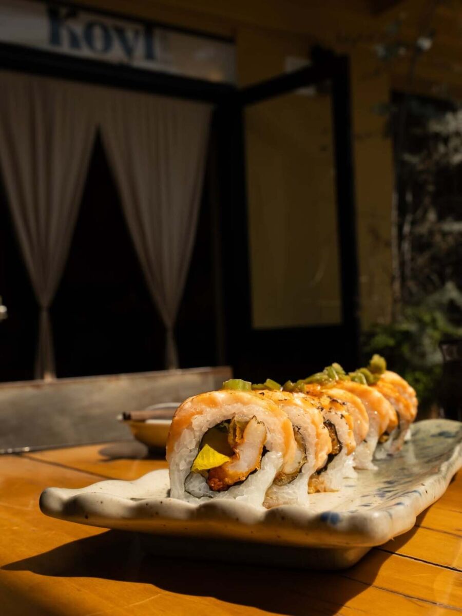 rollos de sushi sobre un plato 