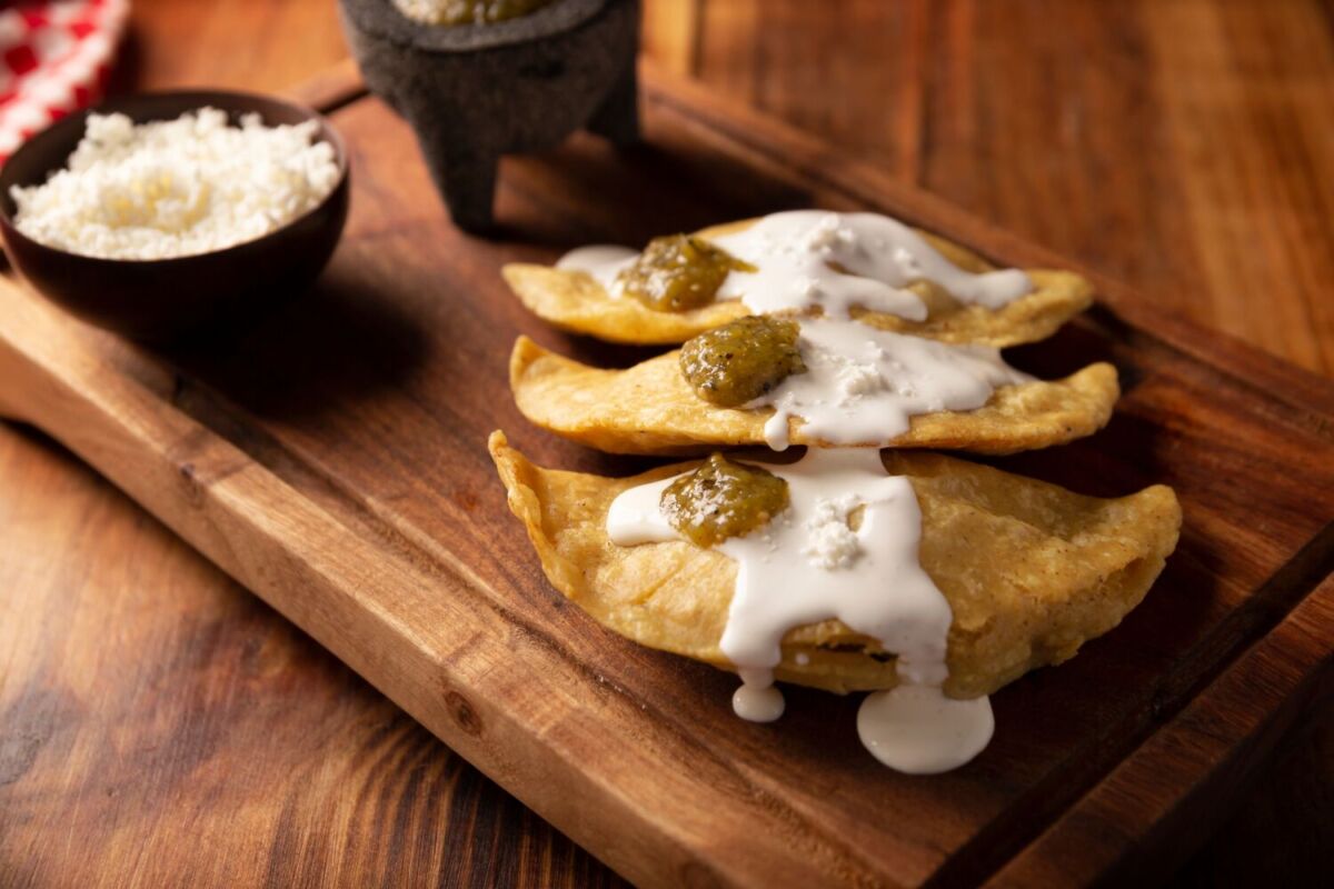 quesadilla frita con crema y salsa 