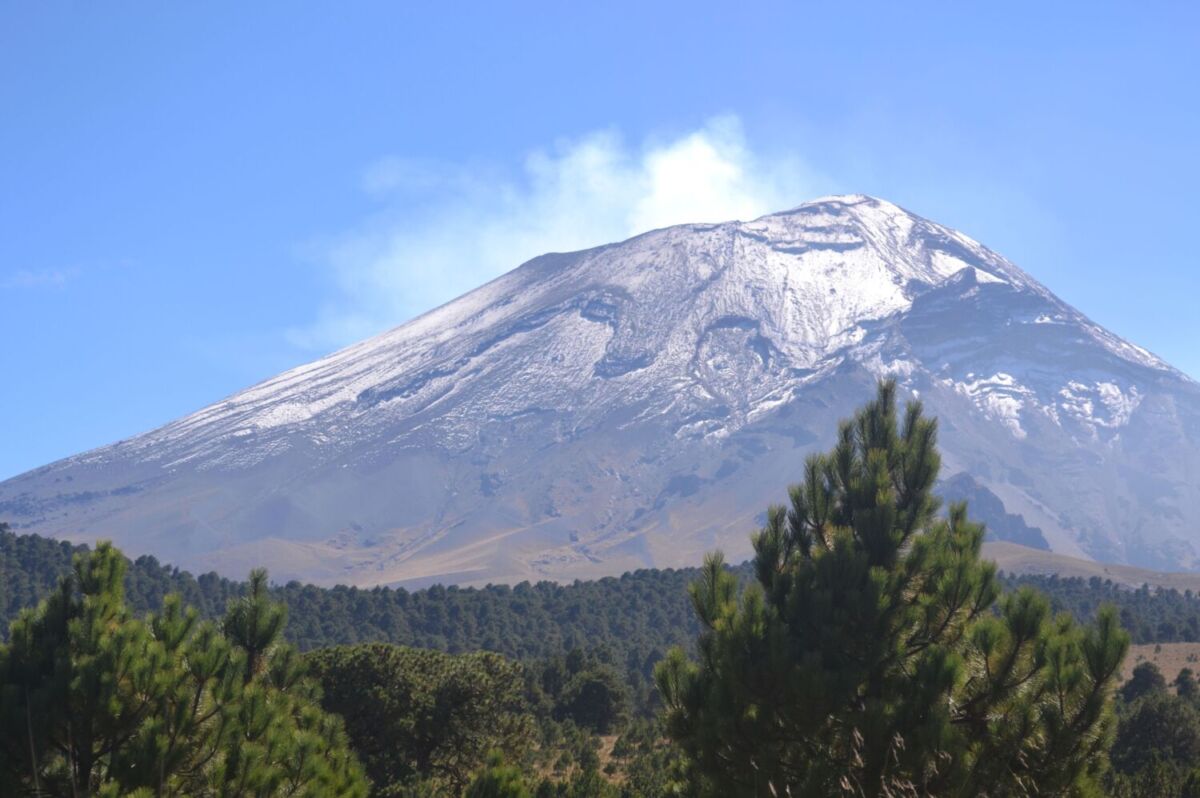 vista a lo lejos del volcán Popocatépetl