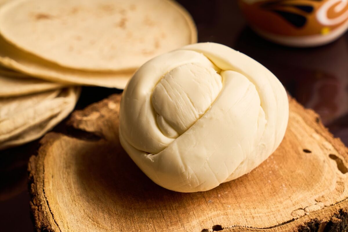 bola de queso Oaxaca acompañada de tortillas