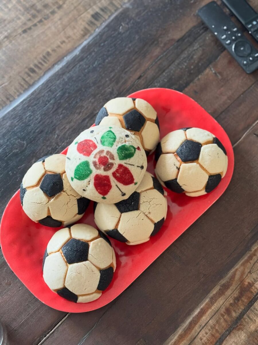 pan dulce mexicano en forma de pelota de fútbol 
