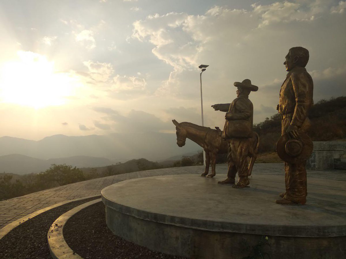 estatuas apuntando al atardecer en el Mirador Vine a Comala
