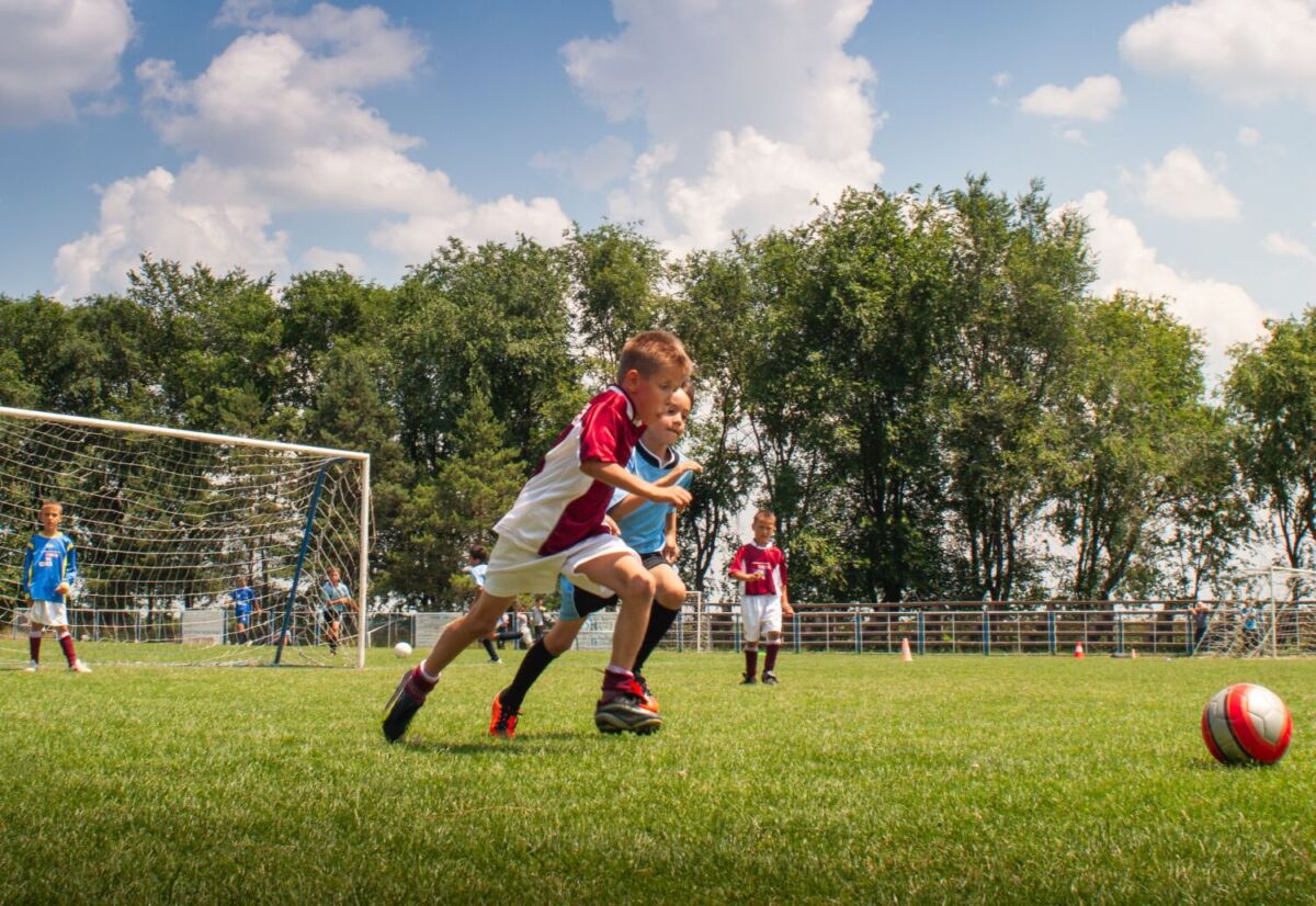 niños jugando fútbol