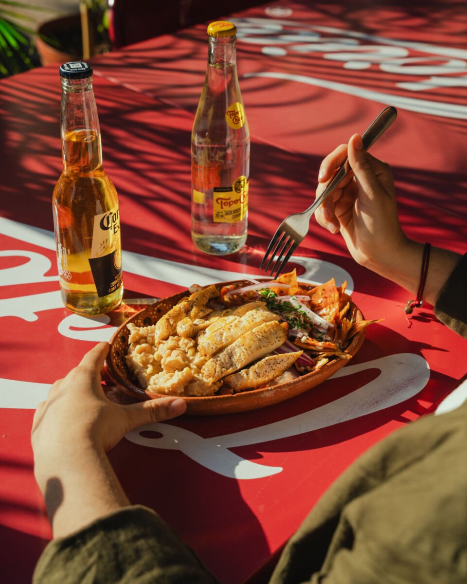 Cervezas y comida reconfortante en Wadalahara