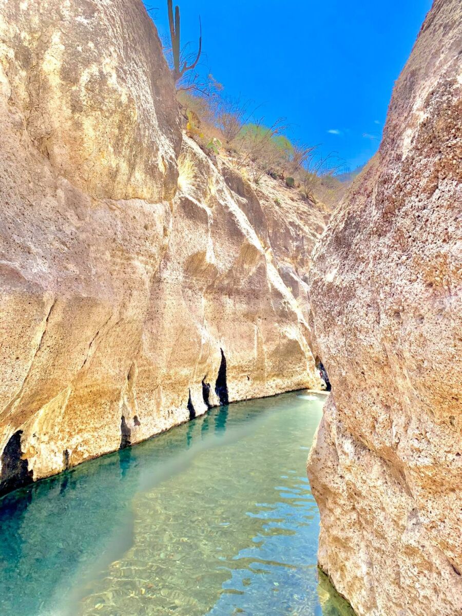 aguas termales entre cañones naturales