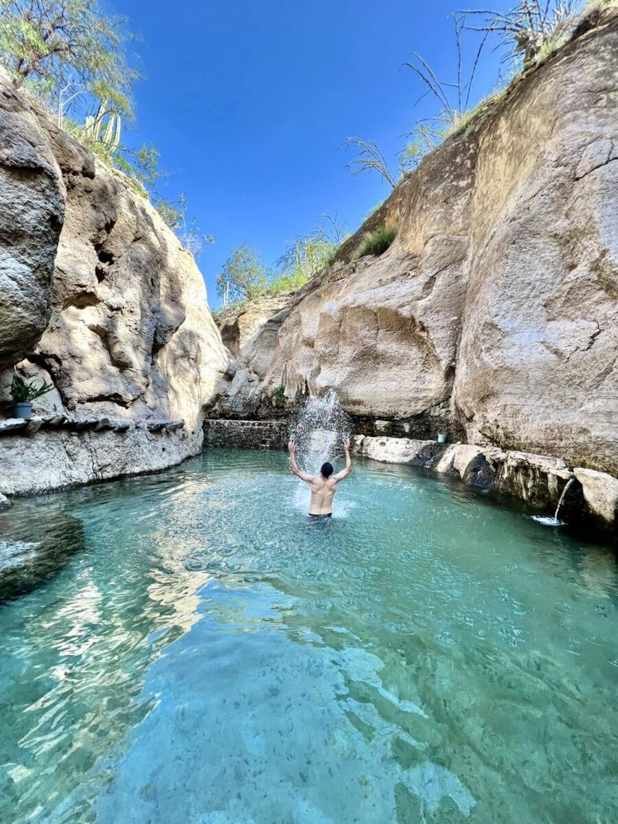 persona nadando en aguas termales
