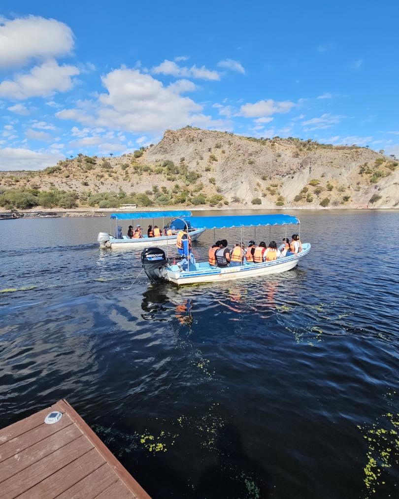 personas a bordo de una lancha en un río