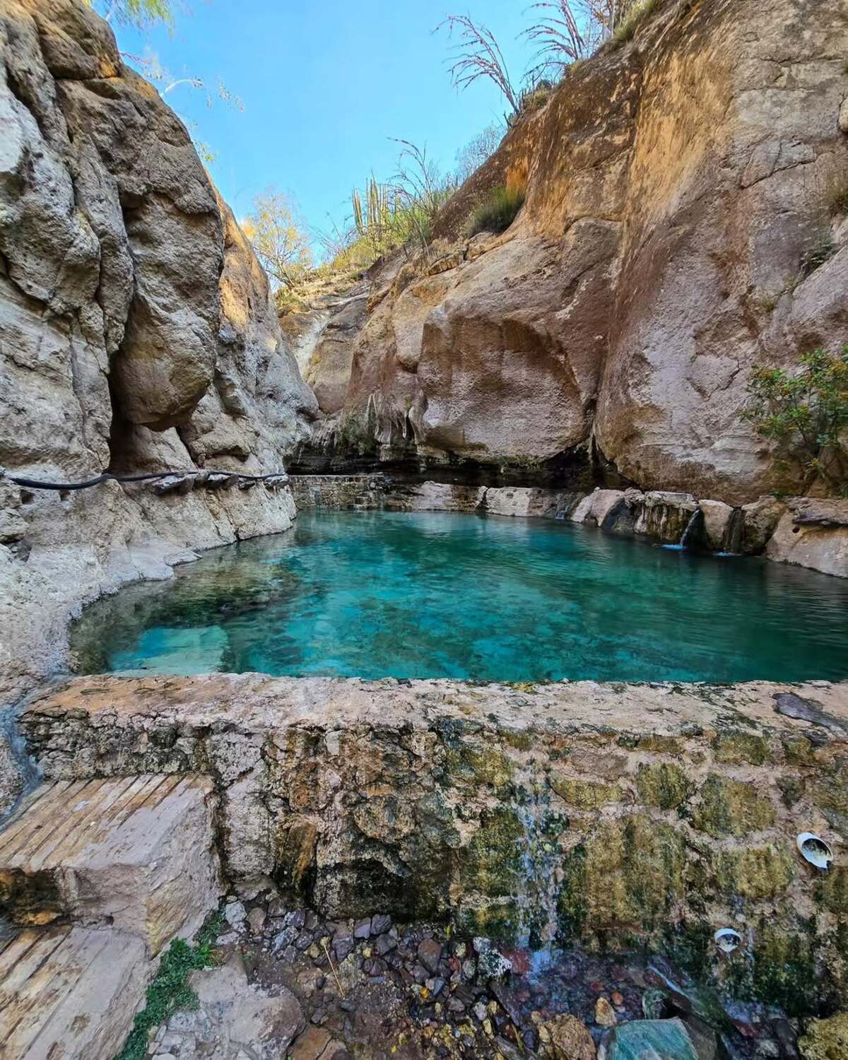 Más calentita que Tolantongo: las aguas termales cerca de la CDMX escondidas entre piedra natural Más calentita que Tolantongo: las aguas termales cerca de la CDMX escondidas entre piedra natural