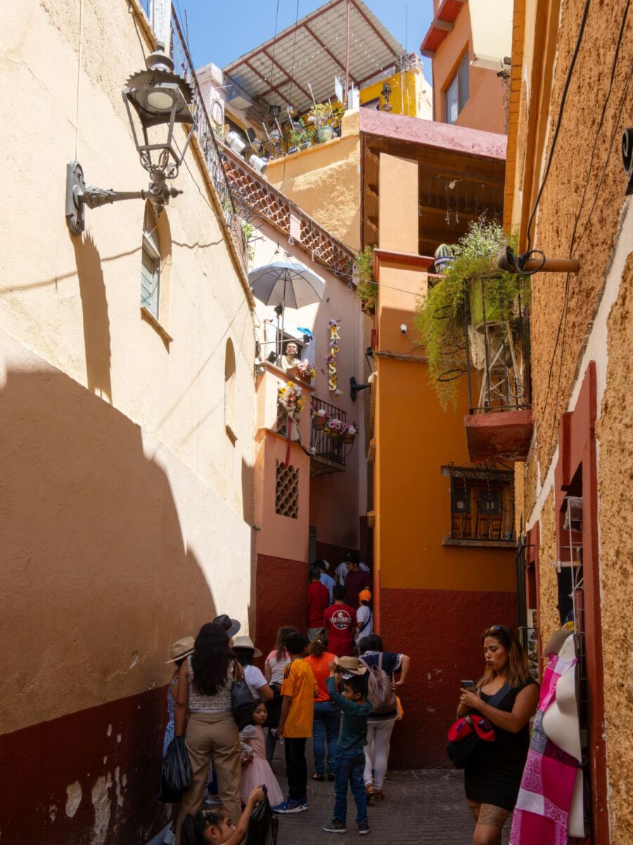 personas haciendo fila en el Callejón del Beso