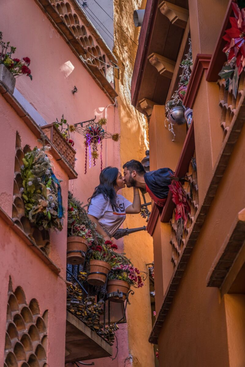 pareja dándose un beso en el Callejón del Beso