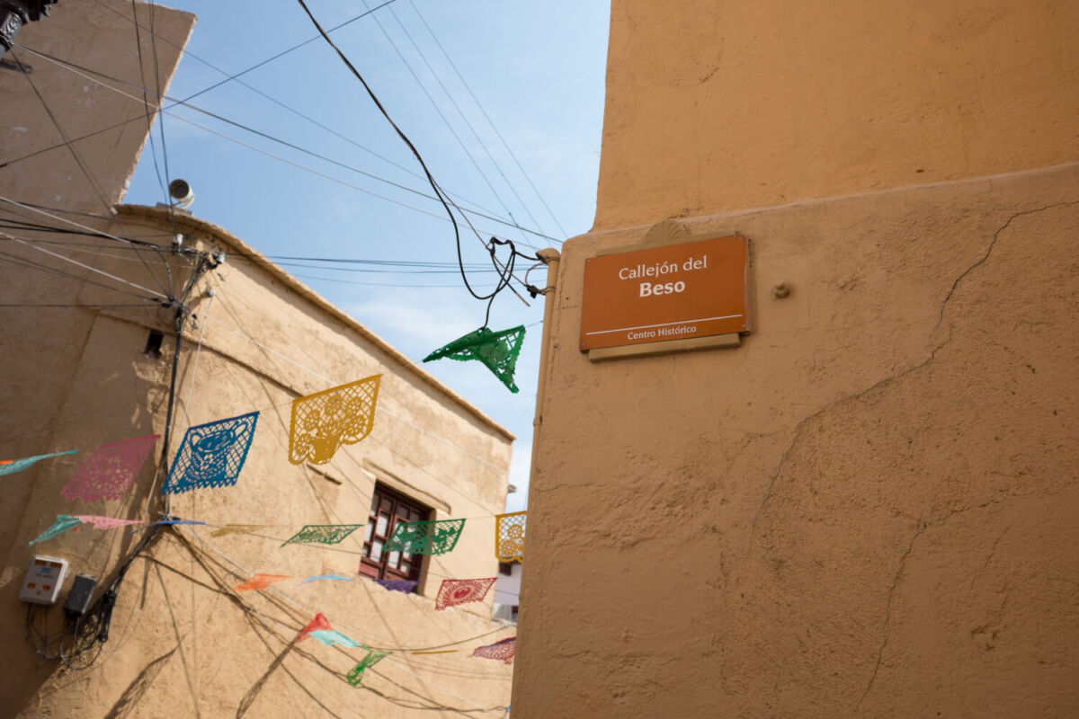 fachada de una casa antigua decorada con papel picado 
