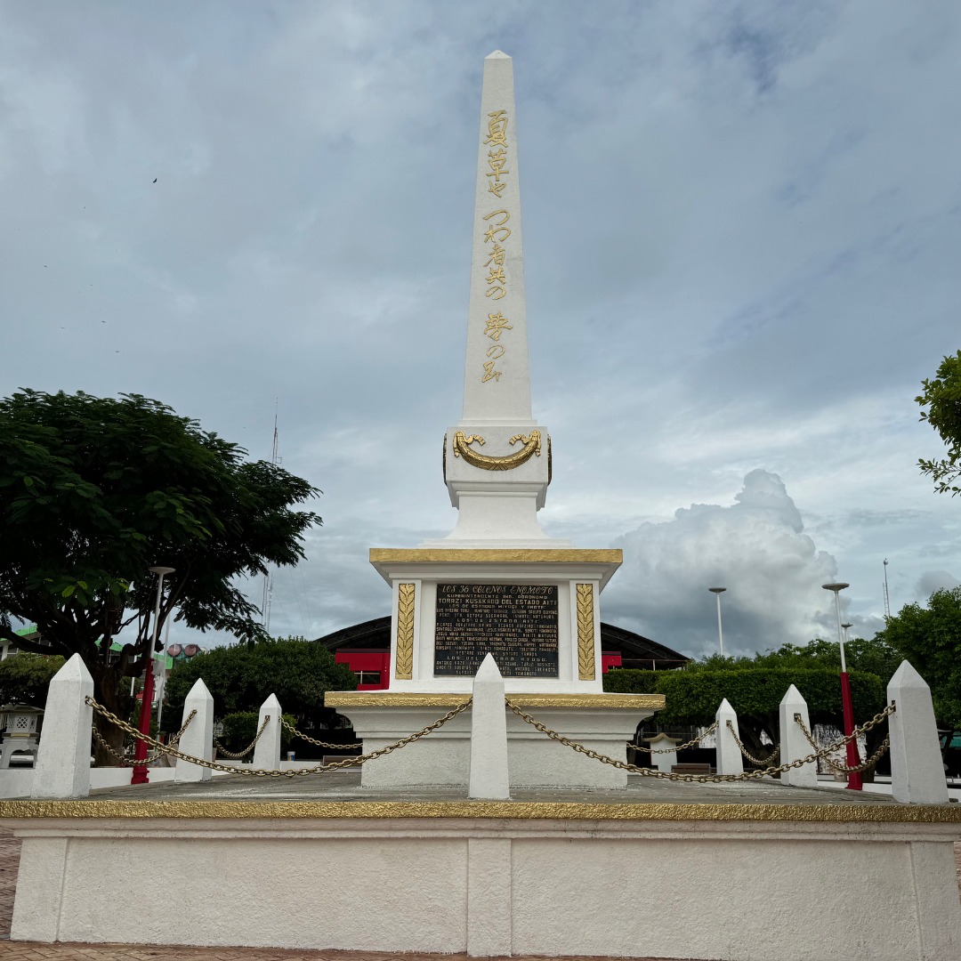 Obelisco japonés en la Plaza principal de Acacoyagua