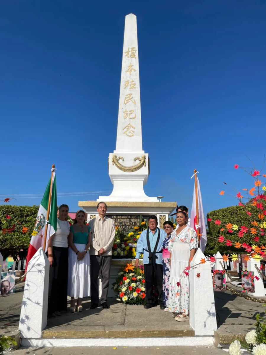Obelisco japonés en la Plaza principal de Acacoyagua