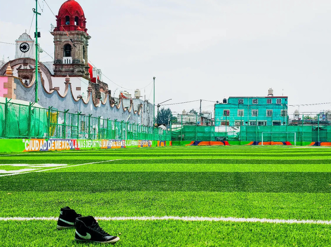 Cancha de fútbol en Tepito y al fondo la Parroquia de San Francisco de Asís