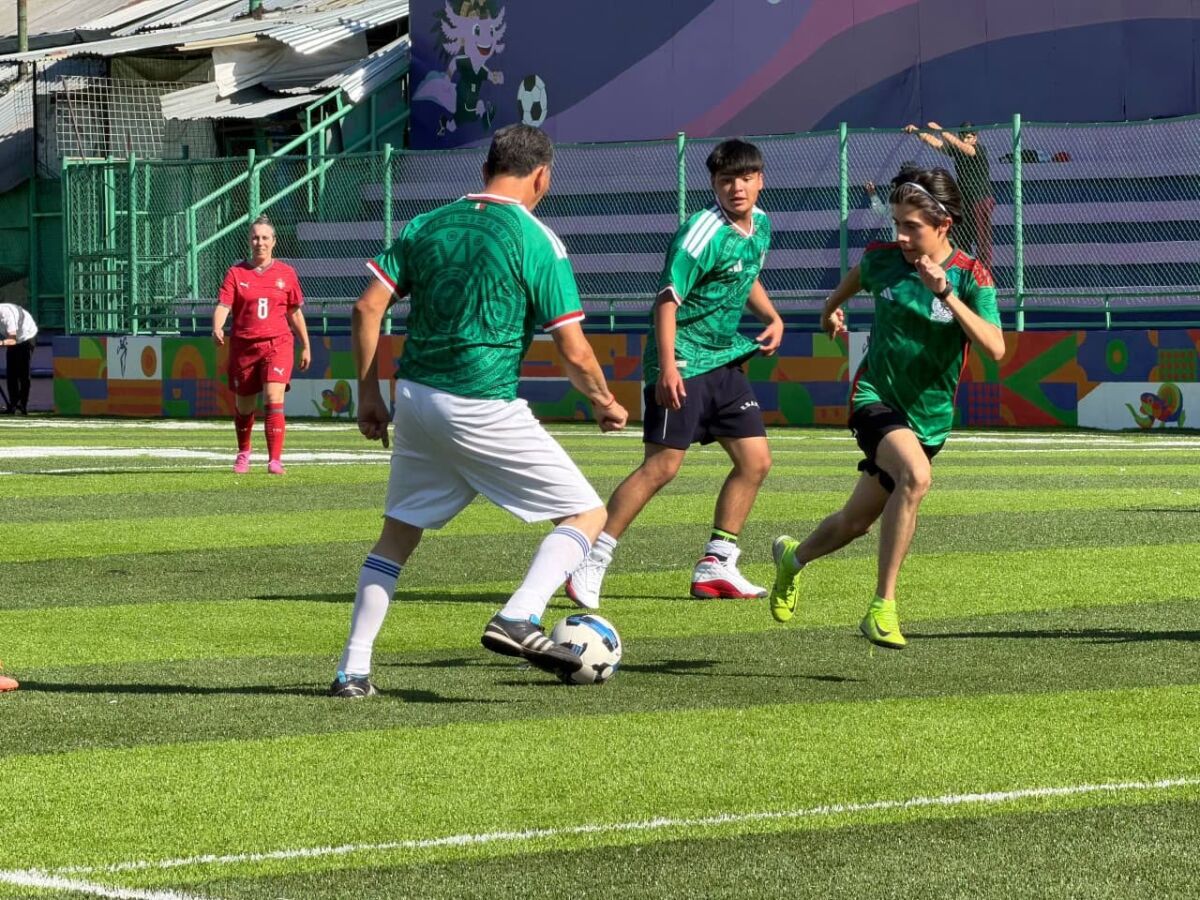 Vecinos de Tepito jugando fútbol en el Deportivo Maracaná 