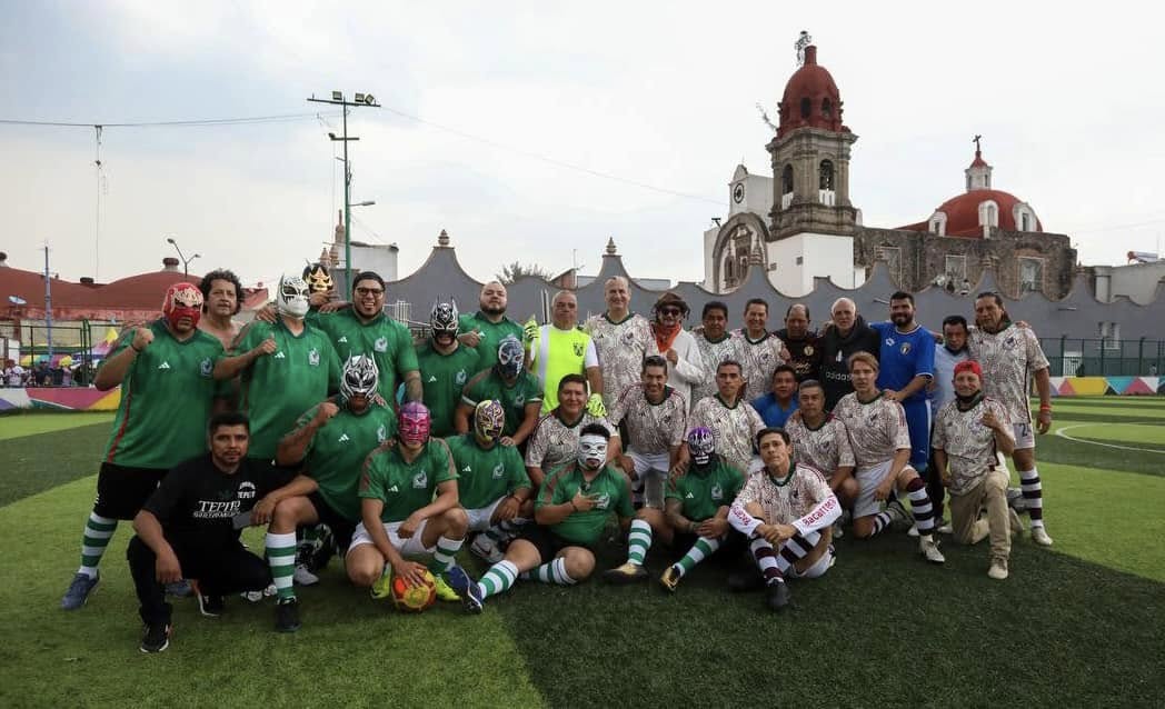 Grupo de jugadores de fútbol en la cancha Maracaná de Tepito 
