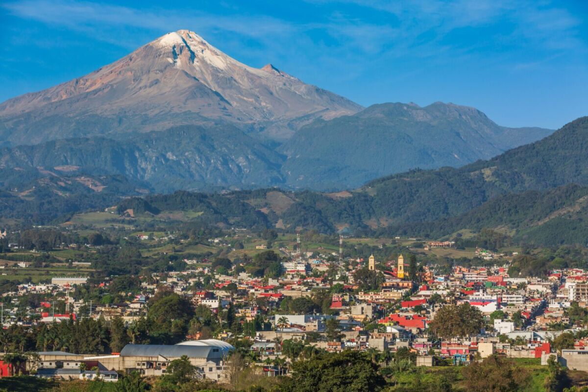ista panorámica del Pueblo Mágico de Orizaba con casas, iglesias y el Pico de Orizaba nevado de fondo, Veracruz