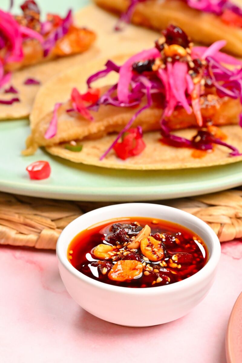 Tacos con cebolla morada y salsa macha