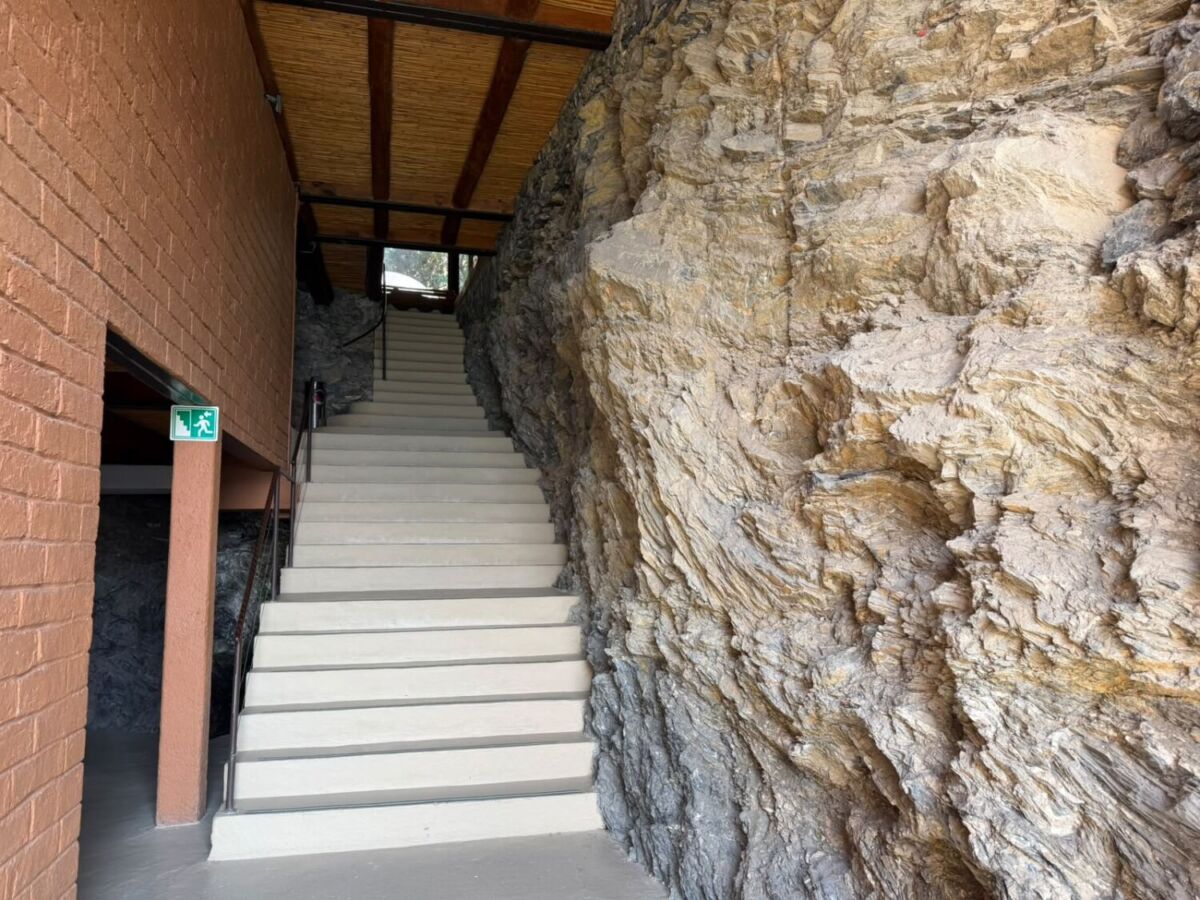 Hotel construido sobre una montaña de cuarzo
