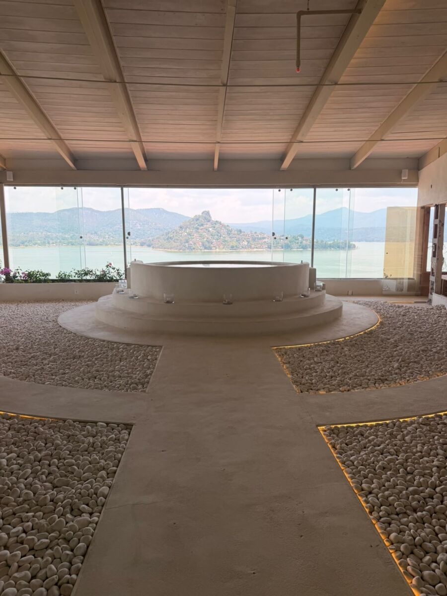 Spa con jacuzzi y vistas al lago