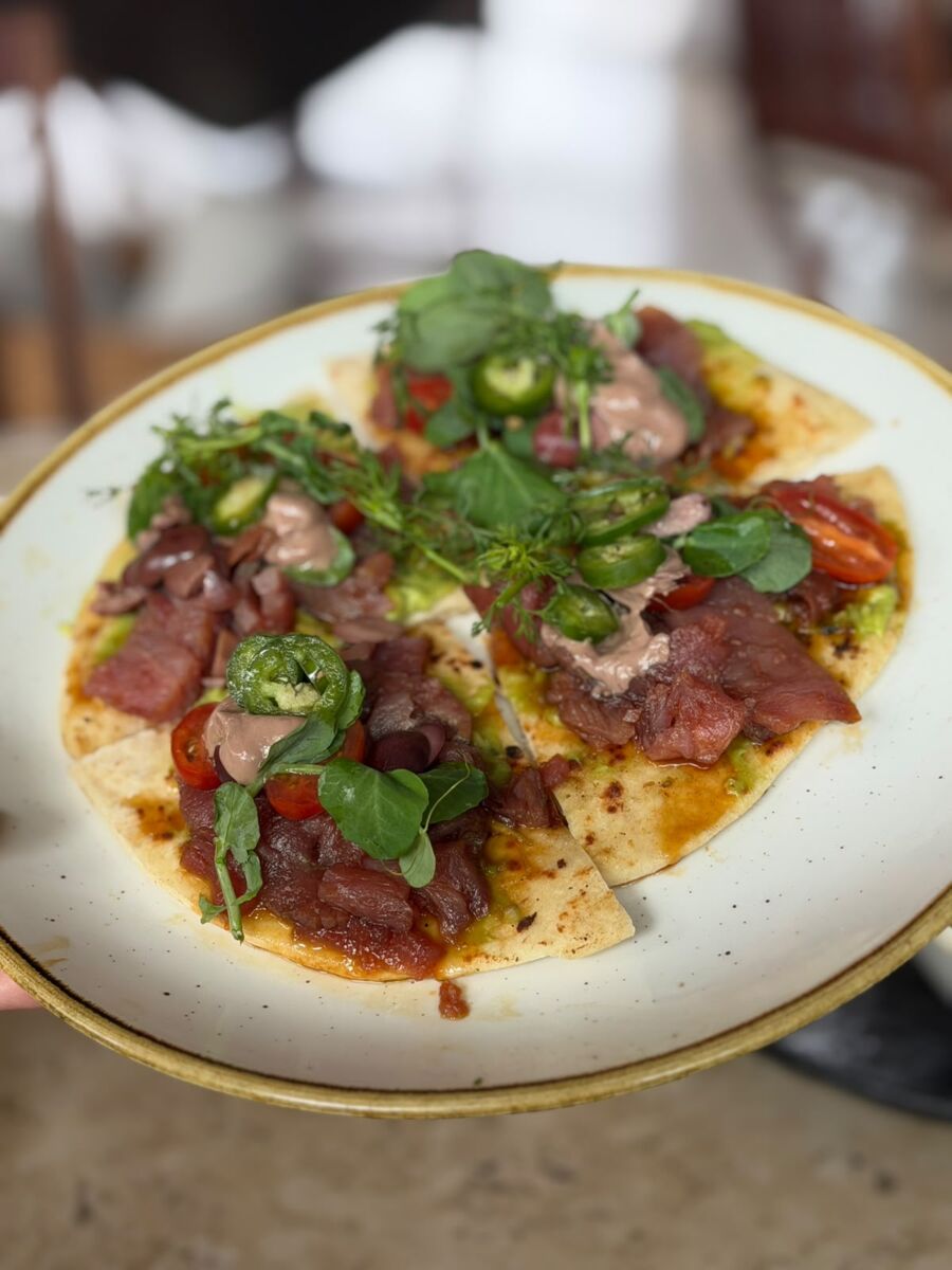 Pan pita con sashimi de atún y mayonesa