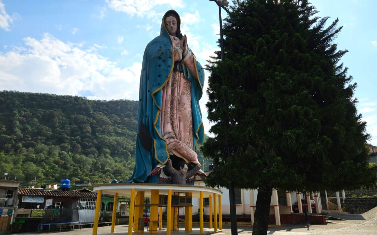 monumento de la Virgen de Guadalupe en la cima de un cerro 