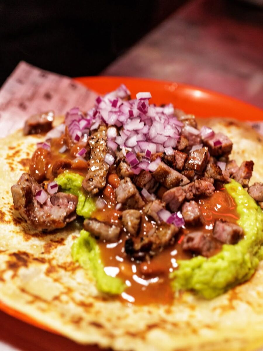 taco de suadero con salsa, guacamole y cebolla 