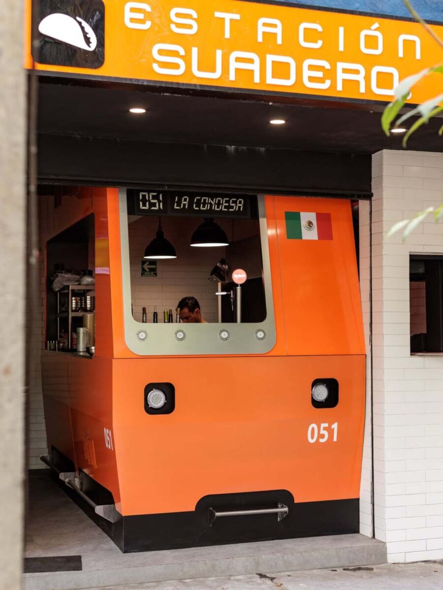 No es la estación del metro de la CDMX: la peculiar taquería para comer birria, chicharrón y suadero