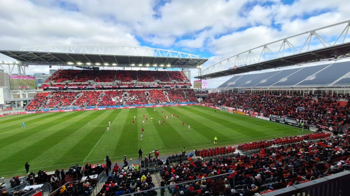 aficionados en un estadio de fútbol