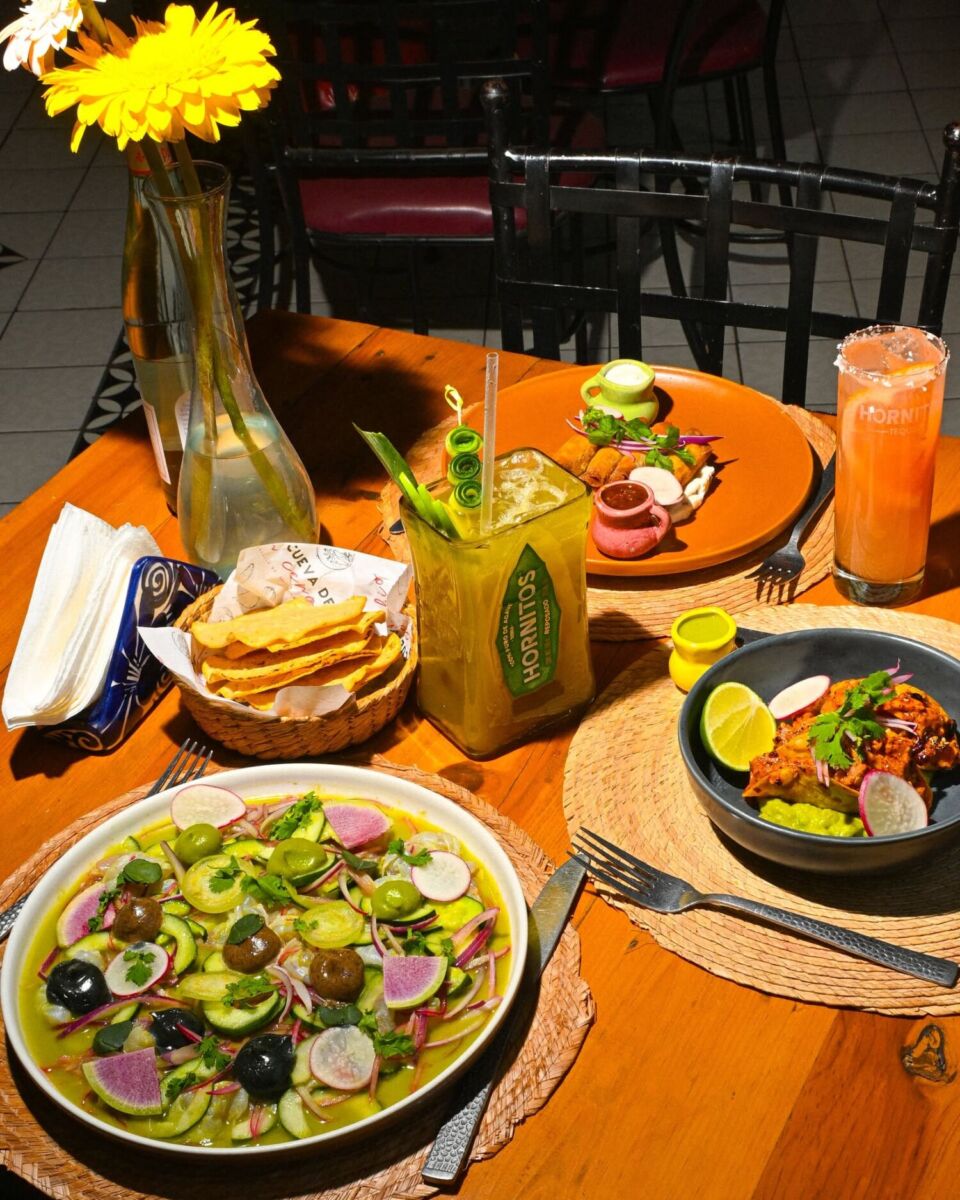 mesa puesta con comida mexicana
