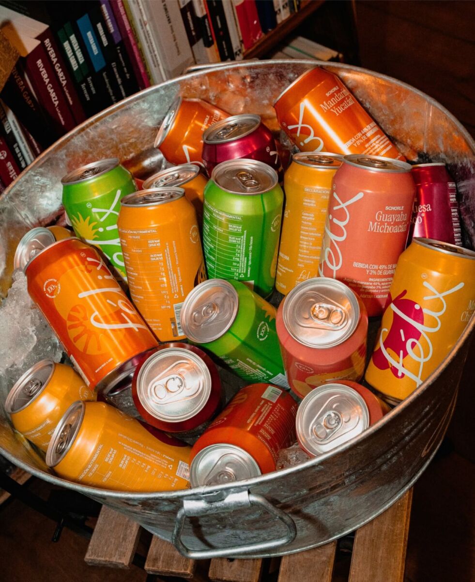 Latas amontonadas de distintos sabores de Félix Schorle 