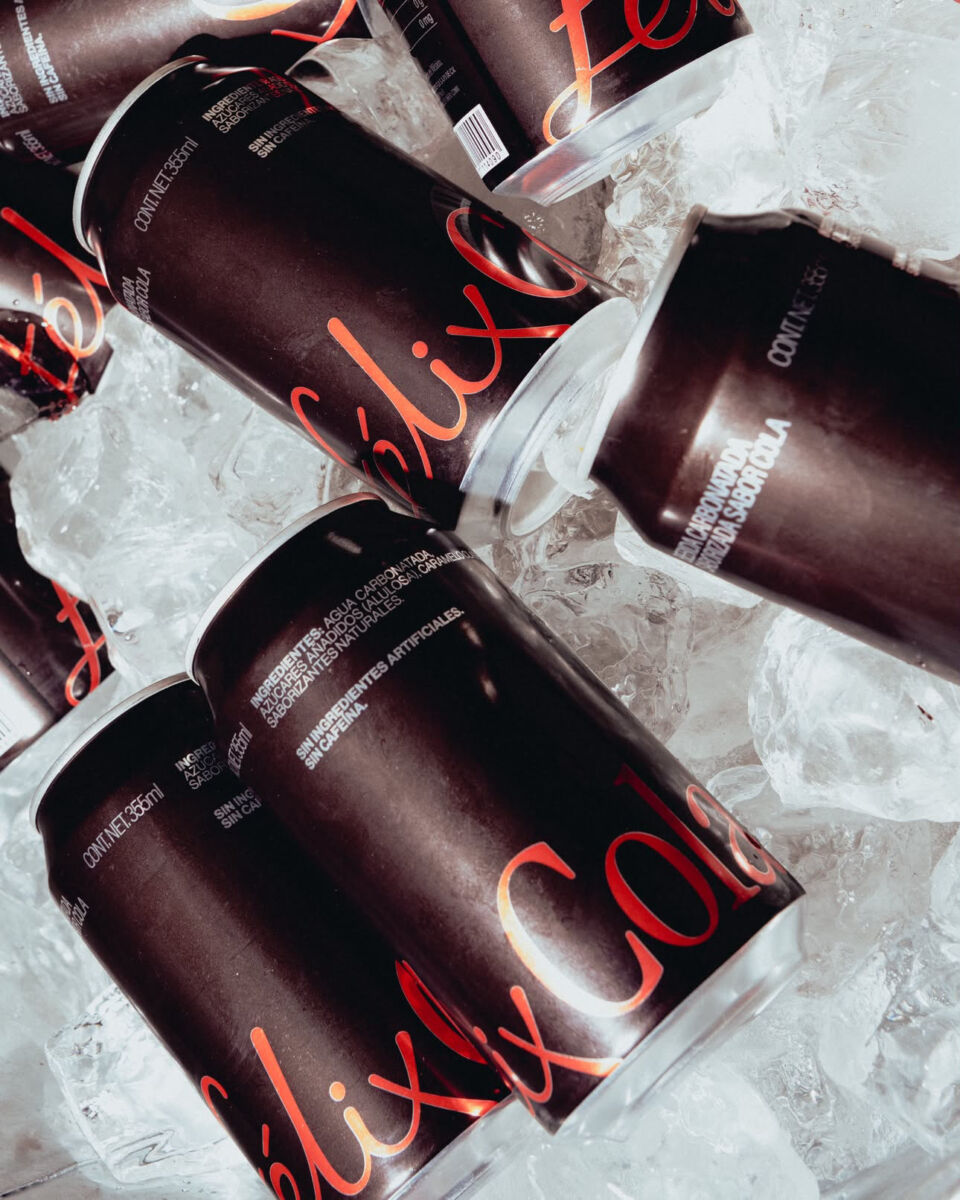 Latas de Félix Cola en una hielera