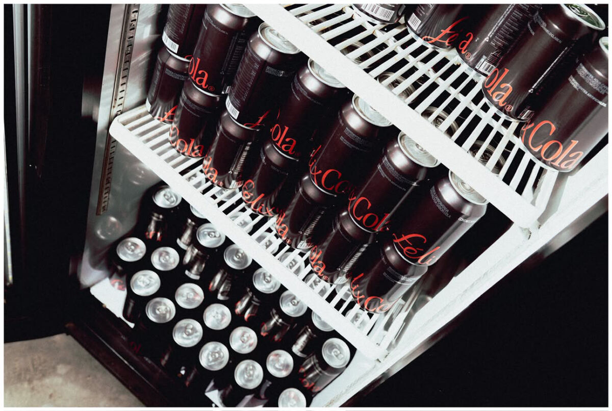 Refrigerador lleno de Félix Cola, el nuevo refresco de cola mexicano 