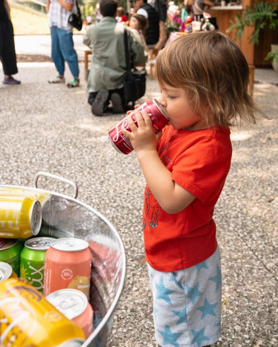 Niño bebiendo una lata de Félix Cola 