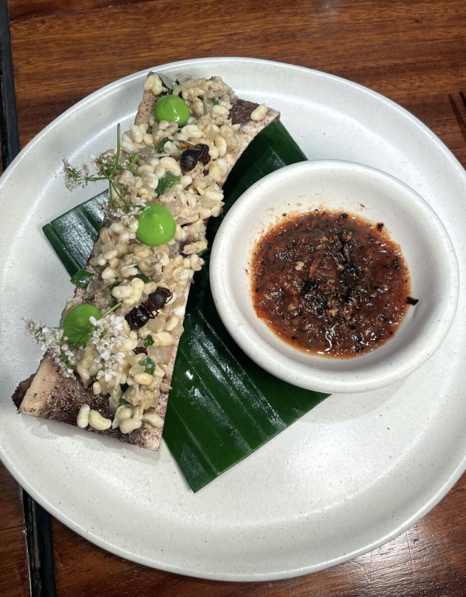 tuétano con escamoles y salsa roja