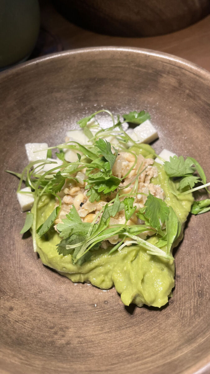 escamoles con guacamole, queso panela y quelite
