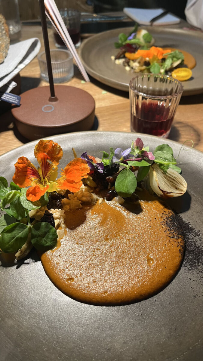 mole con flores e insectos