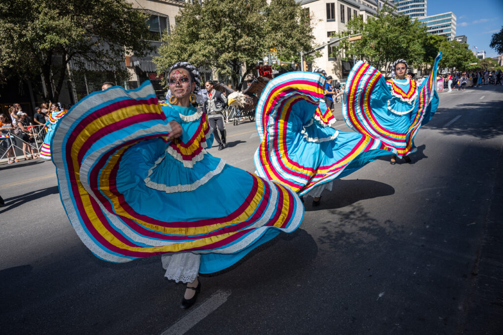 baile regionl mexicano en un desfile en austin