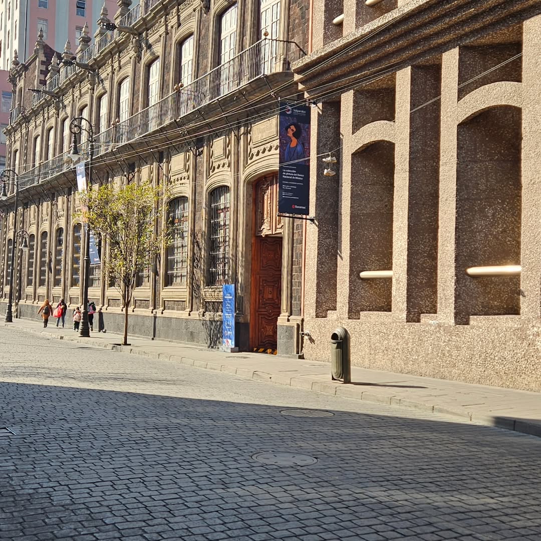 calle del Centro Histórico de la CDMX, rodeada de edificios virreinales