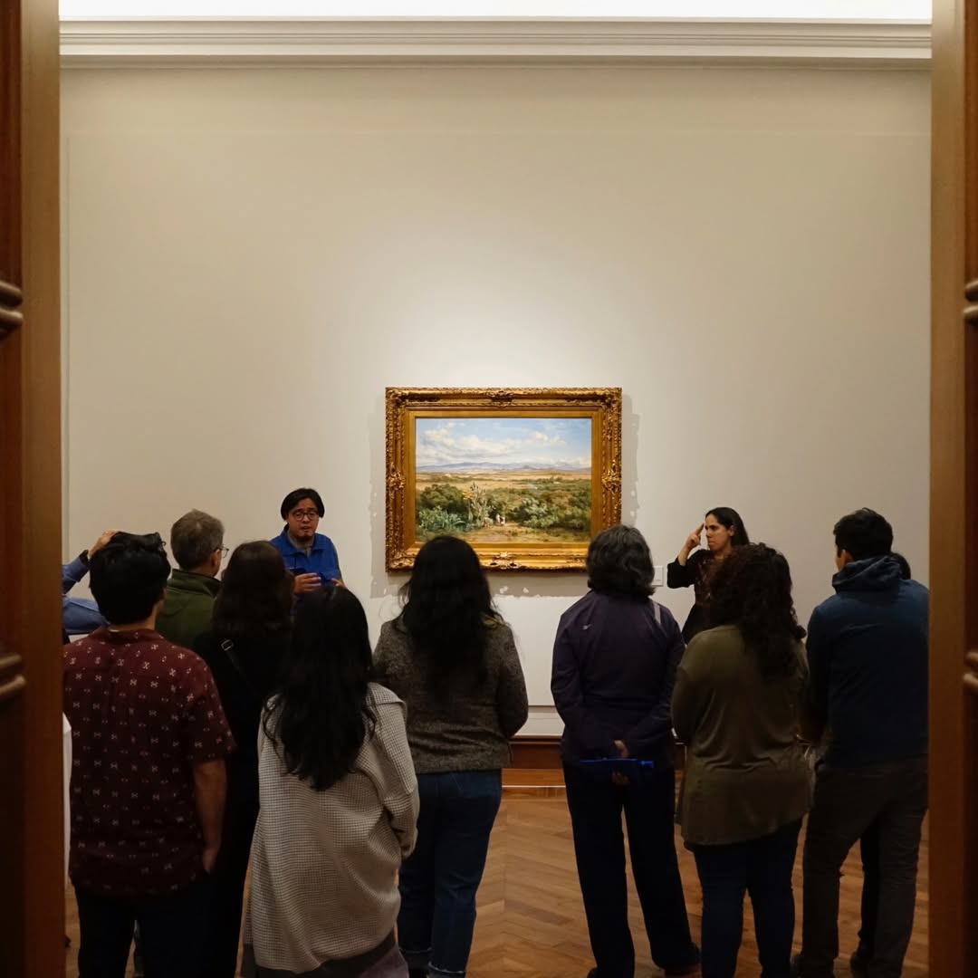 grupo de personas admirando un cuadro