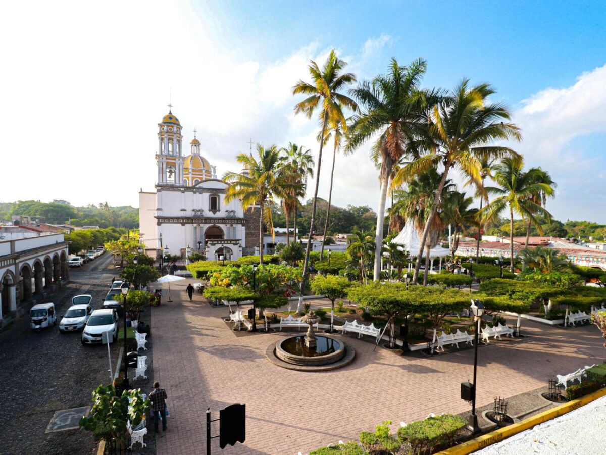 centro de comala en un día soleado