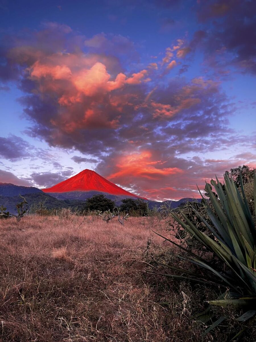 volcán de colima al atardecer