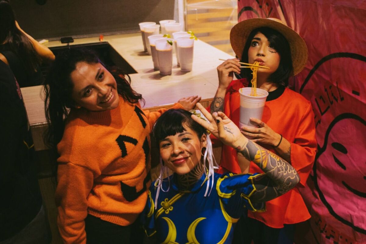 personas comiendo ramen de gori gori en un evento de anime