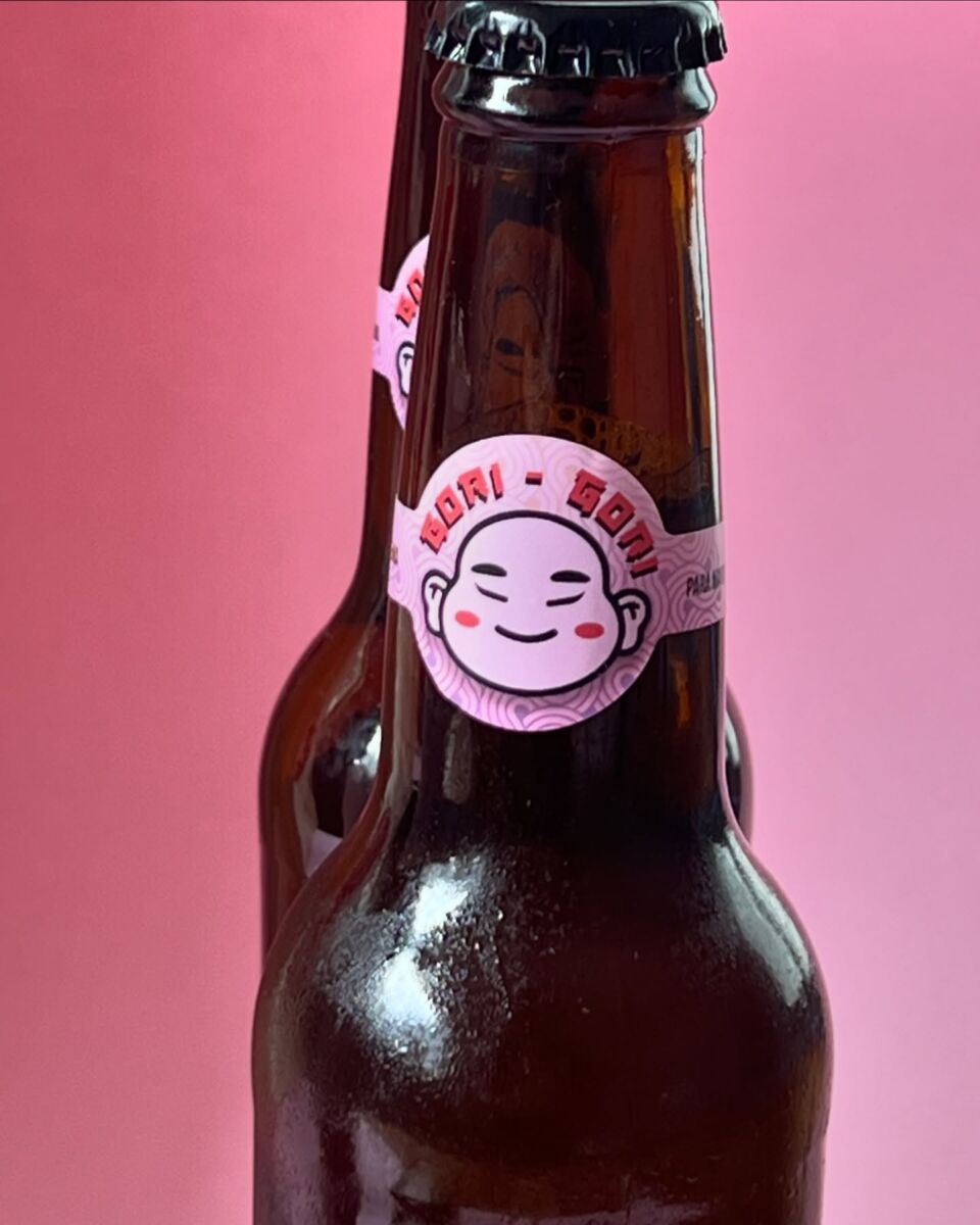 botellas de vidrio de cerveza artesanal con el logo de Gori Gori