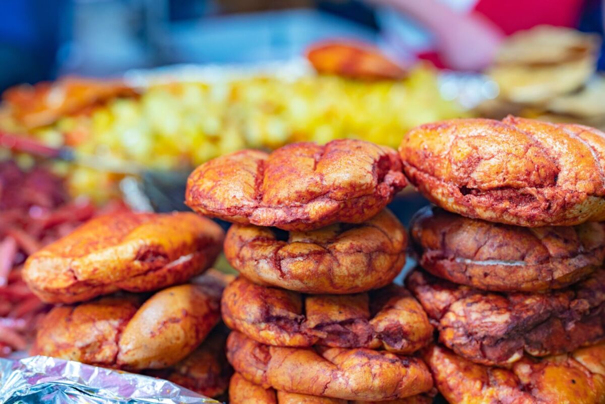 fila de pan bañado en salsa de chile guajillo 
