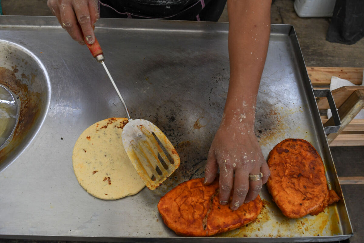 persona cocinando un pambazo 