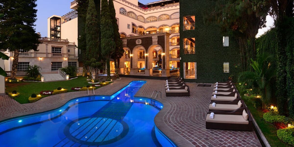 Alberca con forma de guitarra y el Hotel de Marco Antonio Solís