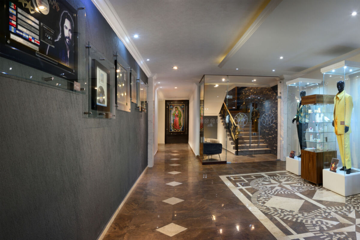 Objetos históricos en el Hotel de Marco Antonio Solís