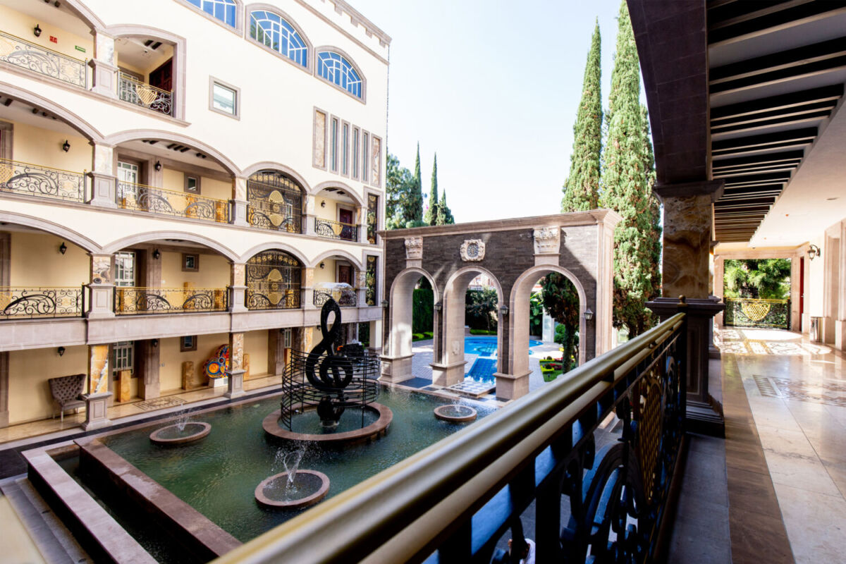 Vista panorámica de la entrada del Hotel de Marco Antonio Solís